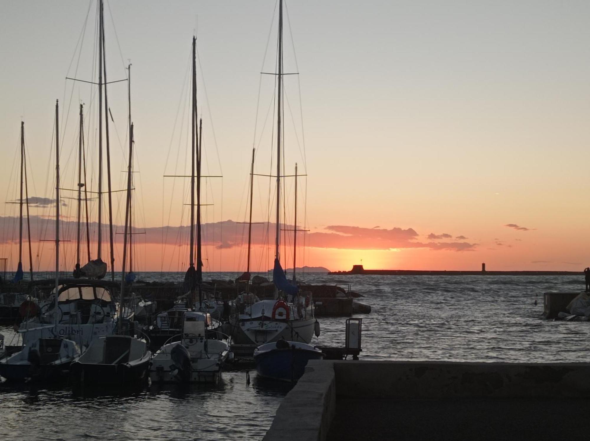 Appartamento Con Incantevole Vista Mare ليفورنو المظهر الخارجي الصورة